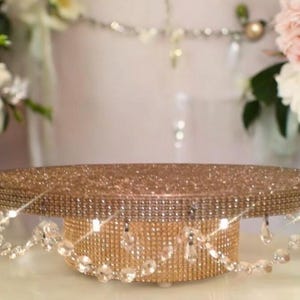 Gouden strass bruidstaartstandaard: elegante kralendisplay