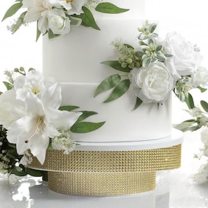 Taartstandaard met gouden strassteentjes: elegante display voor bruiloftsdesserts