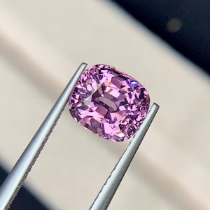 Natürlicher hochwertiger Lavendelrosa Spinell Edelstein für Schmuck, Kissenschliff Spinell Edelstein aus Burma August Birthstone Gewicht: 2,75 Carts