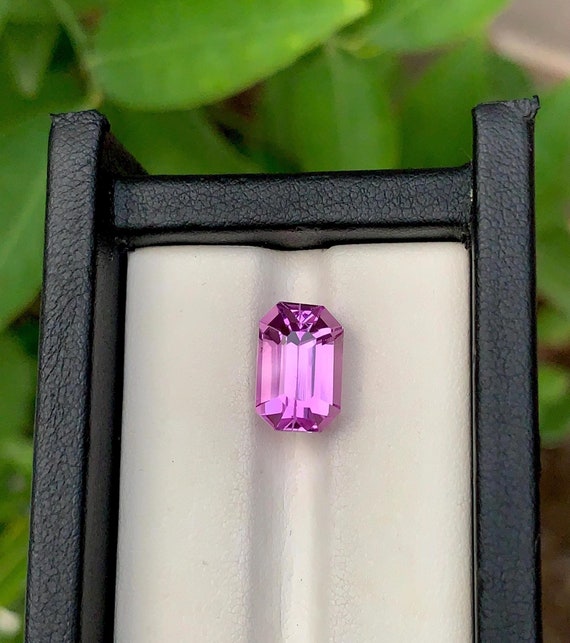 濃いピンクのクンツァイト宝石：7.35カラットのエメラルドカット、10月