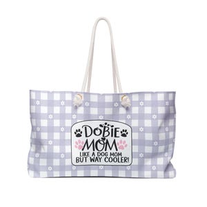 パープルとホワイトのウィークエンダーバッグ - Dobie Mom 犬好きの旅行用トートバッグ、犬連れの女性用機内持ち込みダッフルバッグ、一泊旅行用バッグ、大型旅行
