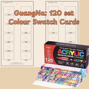 Op de afbeelding: Een set van 120 acryl penseelmarkers in een zwarte doos met een rood label. Het label zegt "GuangNa: 120 set Acrylic Brush Marker GN-8101-120". De markers zijn gerangschikt in rijen en zijn allemaal in verschillende kleuren. De doos staat op een wit oppervlak. De afbeelding toont ook een blanco kleurstaalkaart met 120 vierkanten om de markers te testen.