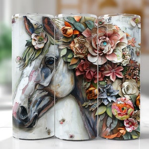 K&ouml;nnte beinhalten: Ein wei&szlig;es Pferd mit einer Blumenkrone aus Papierblumen in den Farben Rosa, Rot, Orange und Blau. Der Kopf des Pferdes ist zur Seite gedreht, und sein Auge ist sichtbar. Der Hintergrund ist hellgrau.