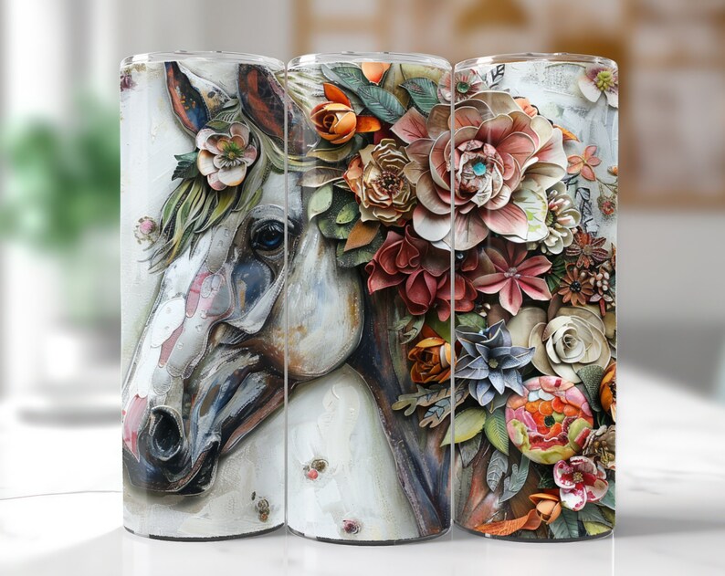 K&ouml;nnte beinhalten: Ein wei&szlig;es Pferd mit einer Blumenkrone aus Papierblumen in den Farben Rosa, Rot, Orange und Blau. Der Kopf des Pferdes ist zur Seite gedreht, und sein Auge ist sichtbar. Der Hintergrund ist hellgrau.