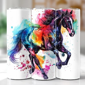K&ouml;nnte beinhalten: Ein wei&szlig;er Becher mit einem farbenfrohen Aquarelldesign eines schwarzen Pferdes, das rennt. Das Pferd ist von Spritzern in Pink, Blau, Gelb, Gr&uuml;n und Orange umgeben.