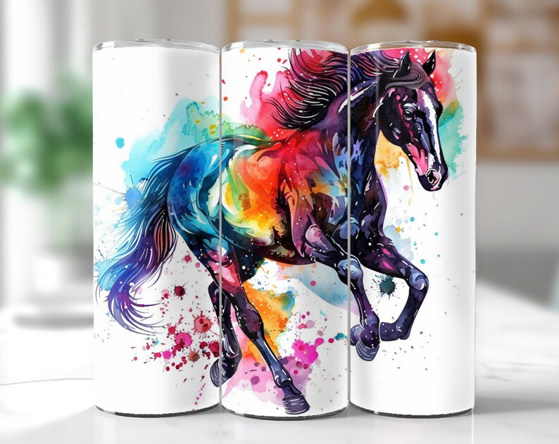 K&ouml;nnte beinhalten: Ein wei&szlig;er Becher mit einem farbenfrohen Aquarelldesign eines schwarzen Pferdes, das rennt. Das Pferd ist von Spritzern in Pink, Blau, Gelb, Gr&uuml;n und Orange umgeben.