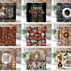 Pu&ograve; includere: Set di nove design di bicchieri da caff&egrave;. I design presentano varie immagini e testi relativi al caff&egrave;, tra cui chicchi di caff&egrave;, tazze da caff&egrave; e citazioni sul caff&egrave;. I bicchieri sono tutti in uno schema di colori marrone e bianco.
