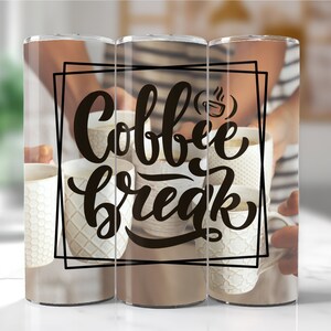 Pu&ograve; includere: Tre bicchieri in acciaio inossidabile con una finitura trasparente e opaca. I bicchieri presentano una grafica nera che dice "Coffee Break" con un'icona di tazza di caff&egrave; stilizzata. I bicchieri sono parzialmente oscurati dalle mani di persone che tengono tazze.