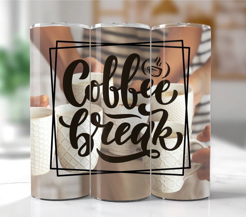 Pu&ograve; includere: Tre bicchieri in acciaio inossidabile con una finitura trasparente e opaca. I bicchieri presentano una grafica nera che dice "Coffee Break" con un'icona di tazza di caff&egrave; stilizzata. I bicchieri sono parzialmente oscurati dalle mani di persone che tengono tazze.