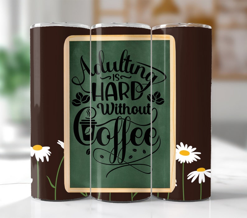 Pu&ograve; includere: Un bicchiere marrone e verde con un design di margherita bianca. Il bicchiere ha un design in stile lavagna con il testo "Adulting is hard without coffee".