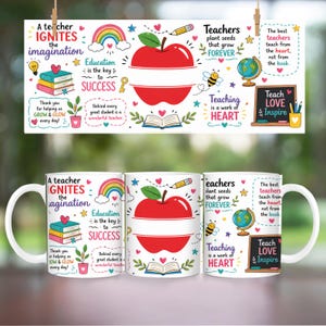 Puede incluir: Taza de cerámica blanca con un diseño temático de profesor. El diseño incluye una gran manzana roja, libros, un arcoíris y el texto "Un profesor enciende la imaginación". La taza está decorada con citas e ilustraciones inspiradoras.