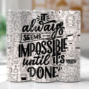 Pu&ograve; includere: Tre bicchieri bianchi con illustrazioni in bianco e nero di tazze da caff&egrave;, tazze da t&egrave; e altri oggetti legati al caff&egrave;. I bicchieri hanno la scritta "It always seems impossible until it's done" stampata su di essi.