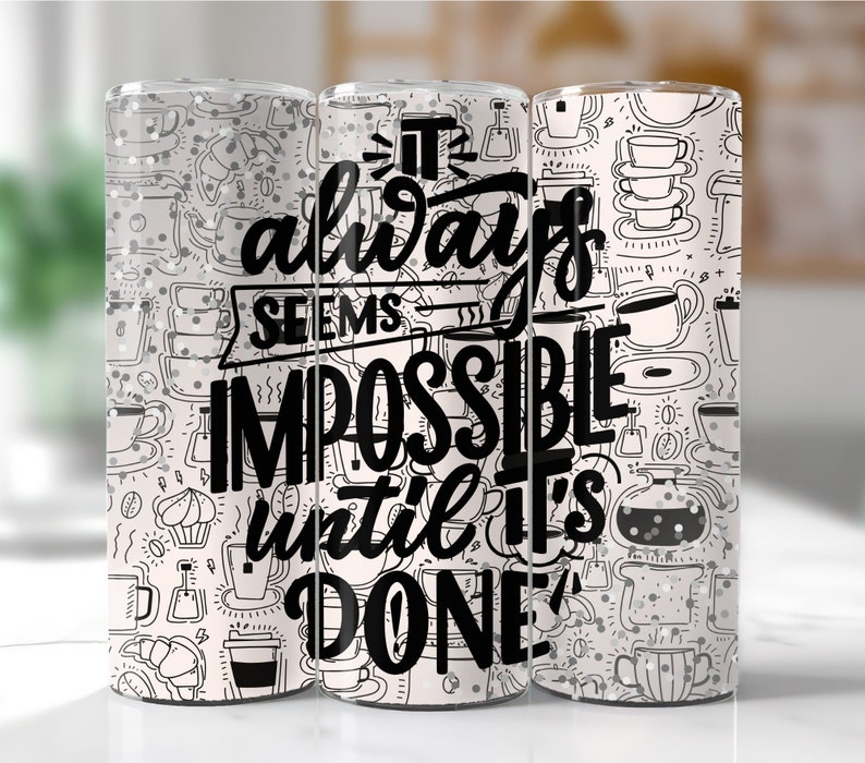 Pu&ograve; includere: Tre bicchieri bianchi con illustrazioni in bianco e nero di tazze da caff&egrave;, tazze da t&egrave; e altri oggetti legati al caff&egrave;. I bicchieri hanno la scritta "It always seems impossible until it's done" stampata su di essi.