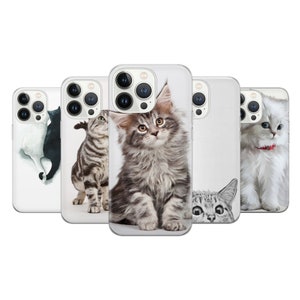 Op de afbeelding: Vijf telefoonhoesjes met kattenillustraties. De hoesjes tonen verschillende kattenrassen en -poses, waaronder een Maine Coon-kitten, een tabby en een Perzische kat. De hoesjes zijn transparant met de kattenafbeeldingen erop gedrukt.