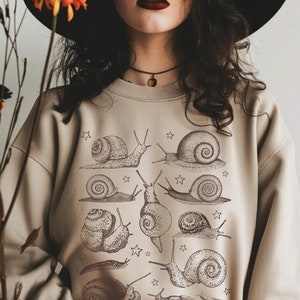 Vintage Schnecken und Schnecken Sweatshirt: Cottagecore Botanische Kunst Goblincore Sweatshirt Dark Academia Witchy Ästhetisches Sweatshirt Alt Kleidung