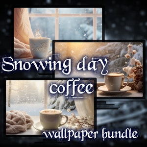 Op de afbeelding: Een digitale wallpaperbundel met drie schermen met winterse scènes. Elk scherm toont een kopje koffie of thee bij een raam met een besneeuwd uitzicht. De tekst "Snowing day coffee wallpaper bundle" is over de afbeelding geplaatst.