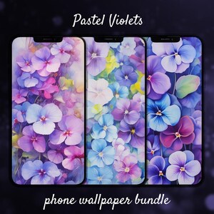 Puede incluir: Un paquete de fondos de pantalla para teléfono con tres diseños diferentes de flores pastel violetas, azules y rosas. El texto "Pastel Violets phone wallpaper bundle" está en la parte inferior de la imagen.