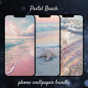 Puede incluir: Tres fondos de pantalla para teléfono que presentan una escena de playa pastel con colores suaves rosa y azul. El primer fondo de pantalla muestra una playa con olas y un cielo nublado. El segundo fondo de pantalla muestra una estrella de mar en la arena. El tercer fondo de pantalla muestra el océano con agua brillante.