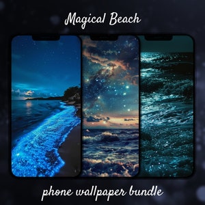 Puede incluir: Tres fondos de pantalla para teléfono que presentan una escena de playa mágica. El primer fondo de pantalla muestra una playa con olas bioluminiscentes por la noche. El segundo fondo de pantalla muestra un cielo nocturno estrellado con una puesta de sol sobre el océano. El tercer fondo de pantalla muestra un primer plano de las olas del océano por la noche.