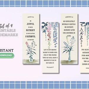 Puede incluir: Conjunto de cuatro marcapáginas imprimibles con diseños florales y citas inspiradoras de la Biblia. Los marcapáginas presentan un fondo claro con delicadas flores azules y rosas en un jarrón.
