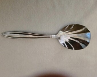 Cuchara para cacerola Reed & Barton Celebration Solid Shell de acero inoxidable de 8 5/8"