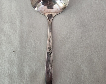 Cucharón para salsa Oneida Gentle Rose Silverplate de 7 pulgadas. Descatalogado en 1960.