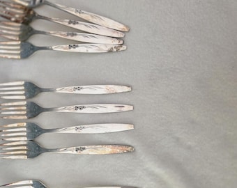 Juego de 4 tenedores de ensalada Oneida Gentle Rose plateados de 16,3 cm (6 3/8"). Producto descatalogado desde 1960.