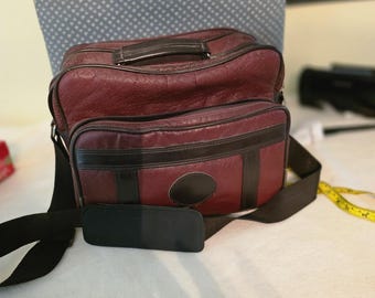Bolso bandolera vintage color burdeos para cámara y videocámara, con ribete rojo y negro y forro azul.