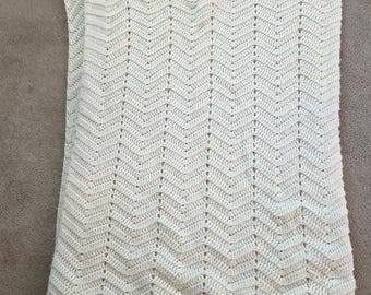 Manta afgana grande hecha a mano de ganchillo color crema con diseño de espiga, 92x52 cm, con ondas.