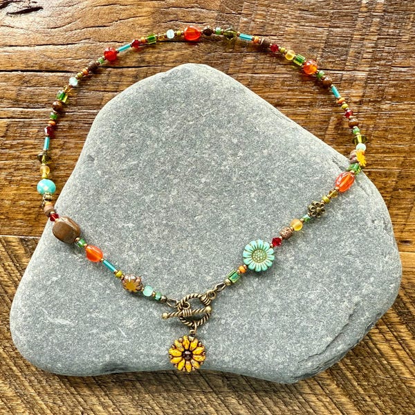 Collar de girasol con cuentas: Piedra semipreciosa, cuentas de vidrio checo variadas, cierre de palanca frontal, colgante de flor.