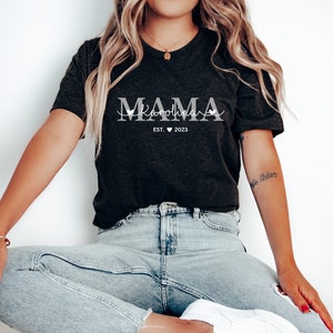 Personalisiertes MAMA Tshirt MOM Tshirt mit Geburtsjahr und Namen Geschenk Geburt, werdende Mütter, Babyparty, Muttertag, Geschenk Mama Bild 1
