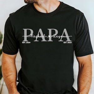 Personalisiertes PAPA Tshirt DAD Tshirt mit Geburtsjahr und Namen Geschenk Geburt, werdende Väter, Babyparty, Vatertag, Geschenk Papa Bild 1