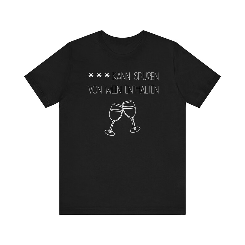 Op de afbeelding: Zwart T-shirt met witte tekst die "*** Kann Spuren von Wein enthalten" zegt en een afbeelding van twee wijnglazen die klinken.