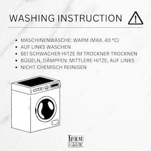 Może przedstawiać: Czarno-biała ilustracja pralki z instrukcjami prania, suszenia, prasowania i czyszczenia chemicznego. Tekst brzmi: "WASHING INSTRUCTION", "MASCHINENW&Auml;SCHE: WARM (MAX. 40 &deg;C)", "AUF LINKS WASCHEN", "BEI SCHWACHER HITZE IM TROCKNER TROCKNEN", "B&Uuml;GELN, D&Auml;MPFEN: MITTLERE HITZE, AUF LINKS", "NICHT CHEMISCH REINIGEN", "TRAUM FABRIK".