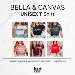 Może przedstawiać: Mockup koszulki unisex przedstawiający r&oacute;żne opcje kolorystyczne: biały, czarny, ciemnoszary melanż, bordowy, liliowy melanż i czerwony. Tekst "BELLA & CANVAS UNISEX T-Shirt" znajduje się w g&oacute;rnej części obrazu. Tekst "*ABWEICHUNGEN JE NACH BILDSCHIRMEINSTELLUNG M&Ouml;GLICH" znajduje się w dolnej części obrazu. Tekst "TRAUM FABRIK" znajduje się w dolnej części środkowej obrazu.