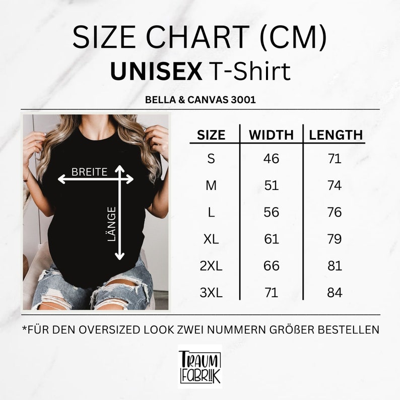 Może przedstawiać: Tabela rozmiar&oacute;w dla koszulki unisex w centymetrach. Tabela pokazuje szerokość i długość dla rozmiar&oacute;w S, M, L, XL, 2XL i 3XL. Tekst "*F&Uuml;R DEN OVERSIZED LOOK ZWEI NUMMERN GR&Ouml;BER BESTELLEN" znajduje się na dole tabeli.