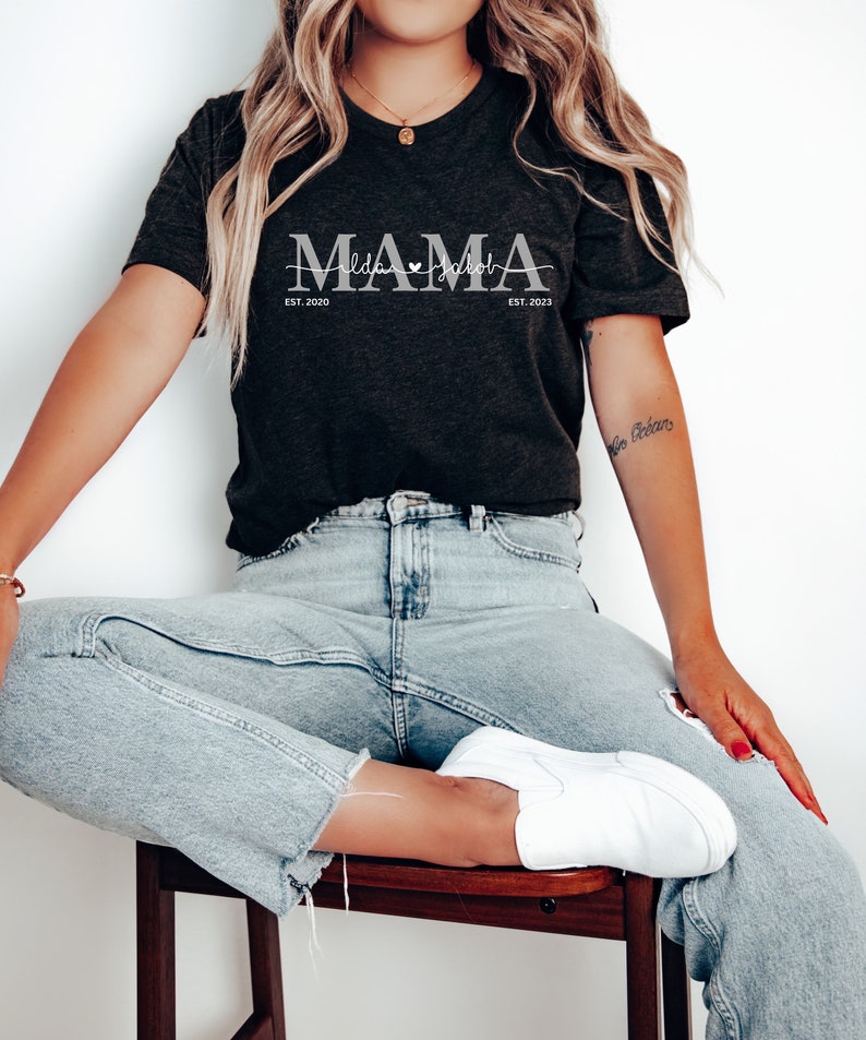 Personalisiertes MAMA Tshirt MOM Tshirt mit Geburtsjahr und Namen Geschenk Geburt, werdende Mütter, Babyparty, Muttertag, Geschenk Mama Bild 2