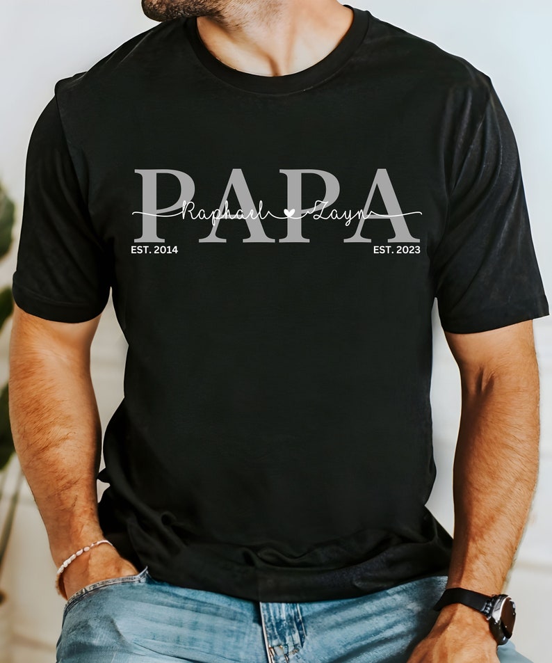 Personalisiertes PAPA Tshirt DAD Tshirt mit Geburtsjahr und Namen Geschenk Geburt, werdende Väter, Babyparty, Vatertag, Geschenk Papa Bild 1