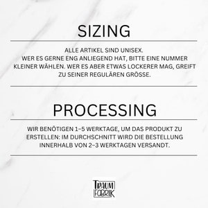 Może przedstawiać: Informacje o rozmiarach i przetwarzaniu odzieży unisex. Wszystkie artykuły są unisex. Jeśli wolisz dopasowane dopasowanie, zam&oacute;w rozmiar mniejszy. Jeśli wolisz luźniejsze dopasowanie, zam&oacute;w sw&oacute;j standardowy rozmiar. Zam&oacute;wienia są przetwarzane w ciągu 1-5 dni roboczych i wysyłane w ciągu 2-3 dni roboczych.