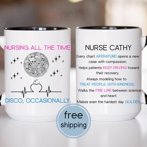 Può includere: Tazza in ceramica bianca con manico e bordo neri. La tazza presenta il testo "NURSING ALL THE TIME DISCO, OCCASIONALLY" con una grafica a palla da discoteca. L'altro lato recita "NURSE CATHY" con testo ispiratore.