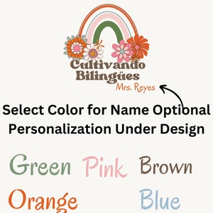 Op de afbeelding: Een regenboog met bloemen en de tekst "Cultivando Biling&uuml;es" met de naam "Mrs. Reyes" eronder. De tekst "Select Color for Name Optional Personalization Under Design" staat onder de afbeelding. De tekst "Green, Pink, Brown, Orange, Blue" staat onder de tekst.