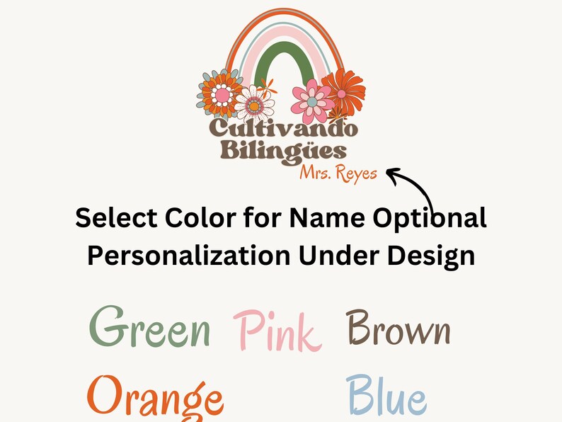 Op de afbeelding: Een regenboog met bloemen en de tekst "Cultivando Biling&uuml;es" met de naam "Mrs. Reyes" eronder. De tekst "Select Color for Name Optional Personalization Under Design" staat onder de afbeelding. De tekst "Green, Pink, Brown, Orange, Blue" staat onder de tekst.