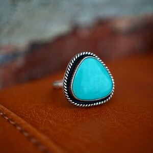 Rounded Triangle Halo Ring (size 7)