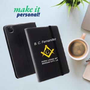Funda masónica personalizada para iPad con diseño de escuadra y compás y letra G. Funda para tableta masónica.