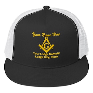 Puede incluir: Gorra de camionero negra y blanca con un símbolo masónico bordado en oro y texto que dice "Your Name Here", "Your Lodge Name/#", y "Lodge City, State".