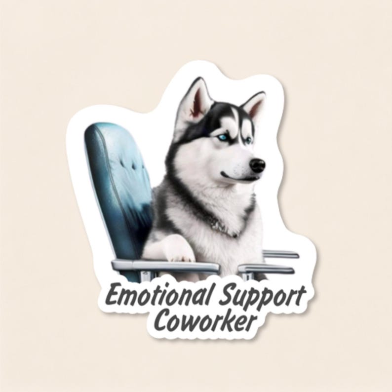 Pu&ograve; includere: Un adesivo fustellato raffigurante un Siberian Husky bianco e nero con occhi azzurri brillanti seduto su una sedia da ufficio blu scuro. Il testo sotto il cane recita "Emotional Support Coworker" in un carattere sans-serif grigio scuro.