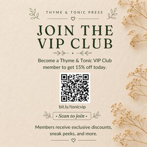 Pu&ograve; includere: Una scheda promozionale beige con il testo THYME & TONIC PRESS JOIN THE VIP CLUB. Include un codice QR, il link bit.ly/tonicvip e il testo Scan to join. La scheda presenta scritte in verde scuro e piccole illustrazioni floreali.