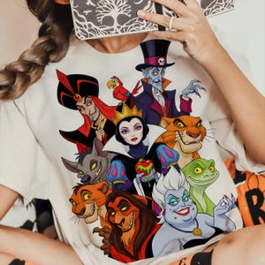 Puede incluir: Camiseta blanca con un gr&aacute;fico colorido de villanos de Disney, incluyendo a Jafar y &Uacute;rsula. El dise&ntilde;o presenta varios personajes de dibujos animados, ideal para los fans de las pel&iacute;culas animadas.