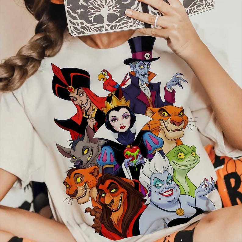 Puede incluir: Camiseta blanca con un gr&aacute;fico colorido de villanos de Disney, incluyendo a Jafar y &Uacute;rsula. El dise&ntilde;o presenta varios personajes de dibujos animados, ideal para los fans de las pel&iacute;culas animadas.