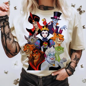 Puede incluir: Camiseta color crema con un gr&aacute;fico colorido de varios villanos de Disney. El dise&ntilde;o incluye personajes como Jafar, la Reina Malvada, Scar y &Uacute;rsula. La obra de arte es vibrante y detallada, mostrando a los villanos ic&oacute;nicos en un estilo de dibujos animados.